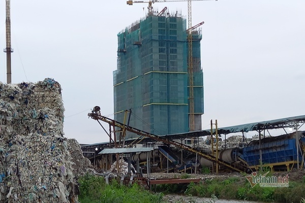 Núi rác thải lừng lững ngay 'khu nhà giàu' tỉnh Hải Dương