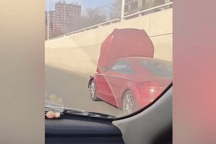 Nữ tài xế Audi vẫn lái 'phăm phăm' dù nắp ca-pô dựng ngược, che hết tầm nhìn