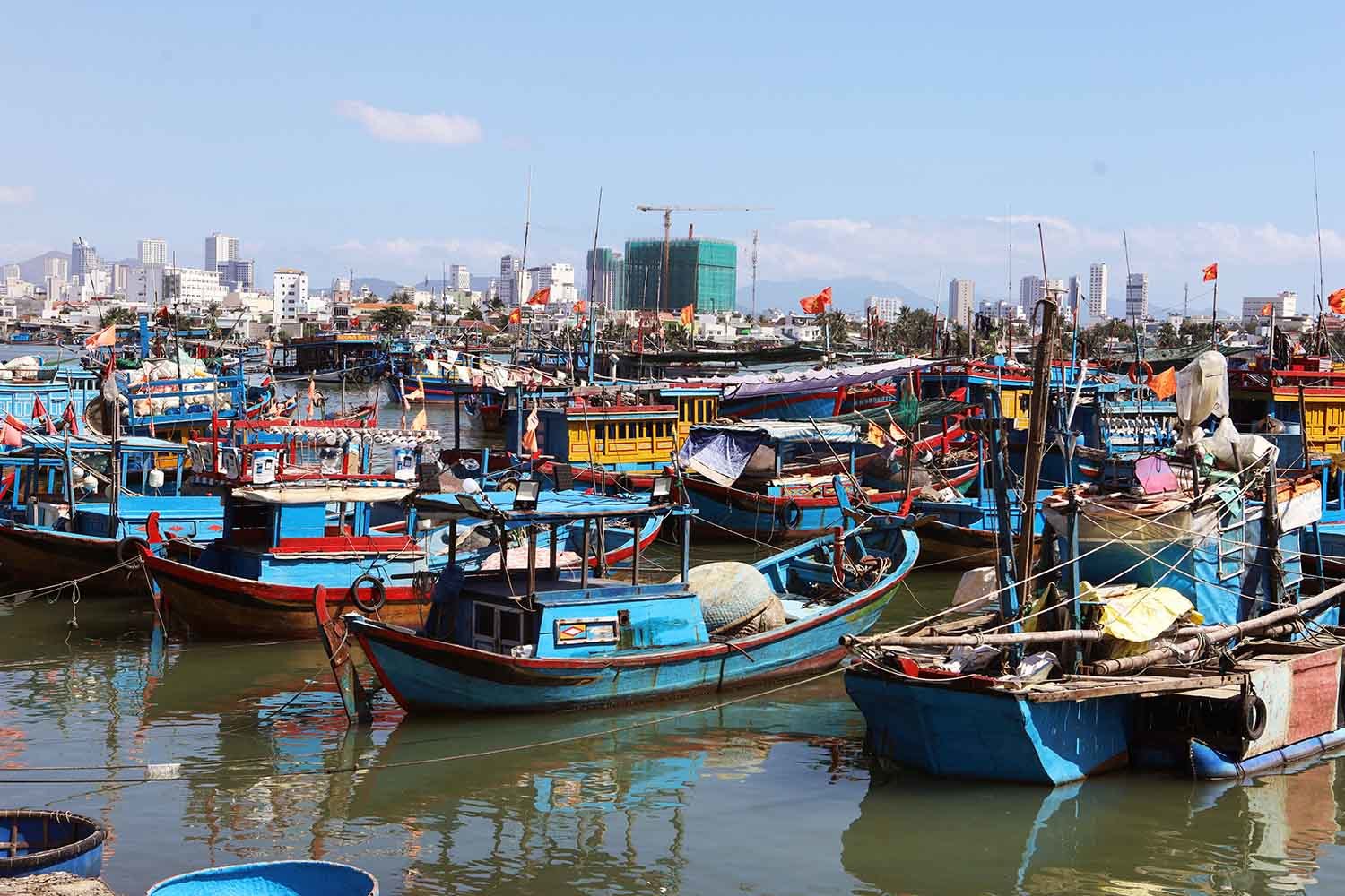 Loạt tàu cá nằm bờ 'buồn thiu', trĩu lòng ngư dân cả đời bám biển