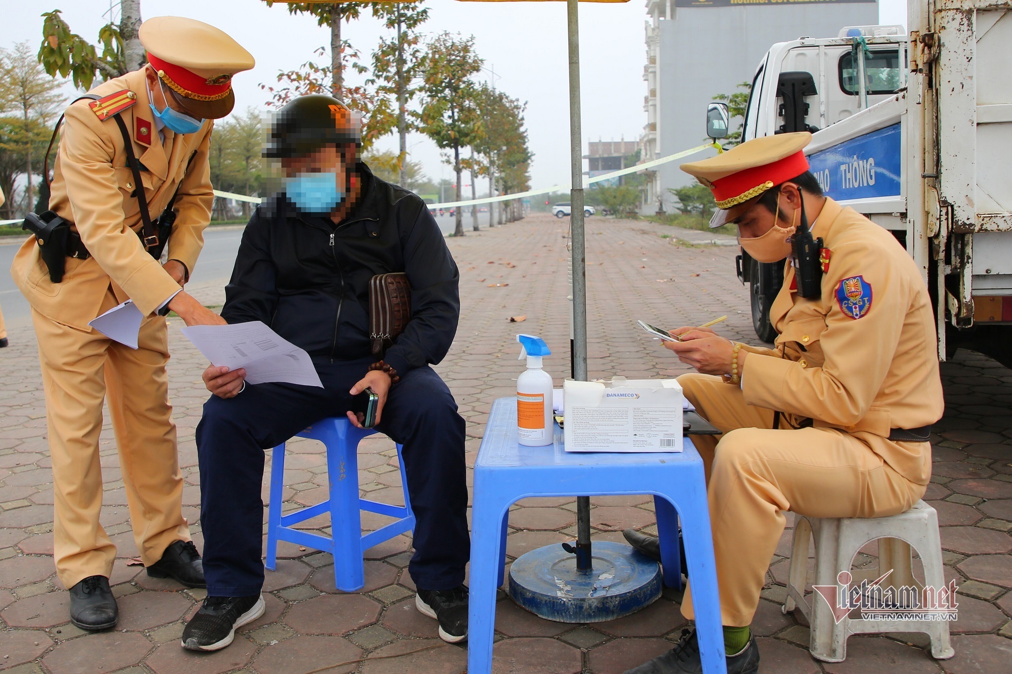 Nộp phạt giao thông qua mạng, người trẻ 'khỏe re', phụ nữ nông thôn 'rối não'