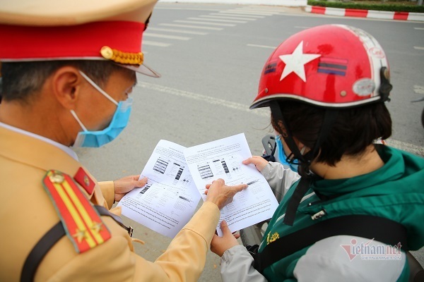 Nộp phạt giao thông qua mạng, phụ nữ nông thôn nói 'rối não' vì yếu công nghệ