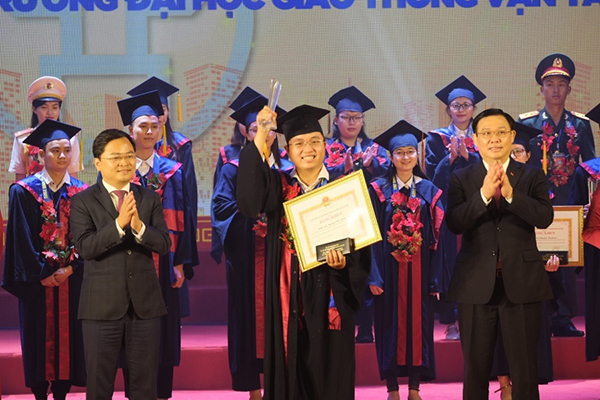 Sinh viên xuất sắc được hỗ trợ gần 120 triệu đồng khi về Hà Nội công tác