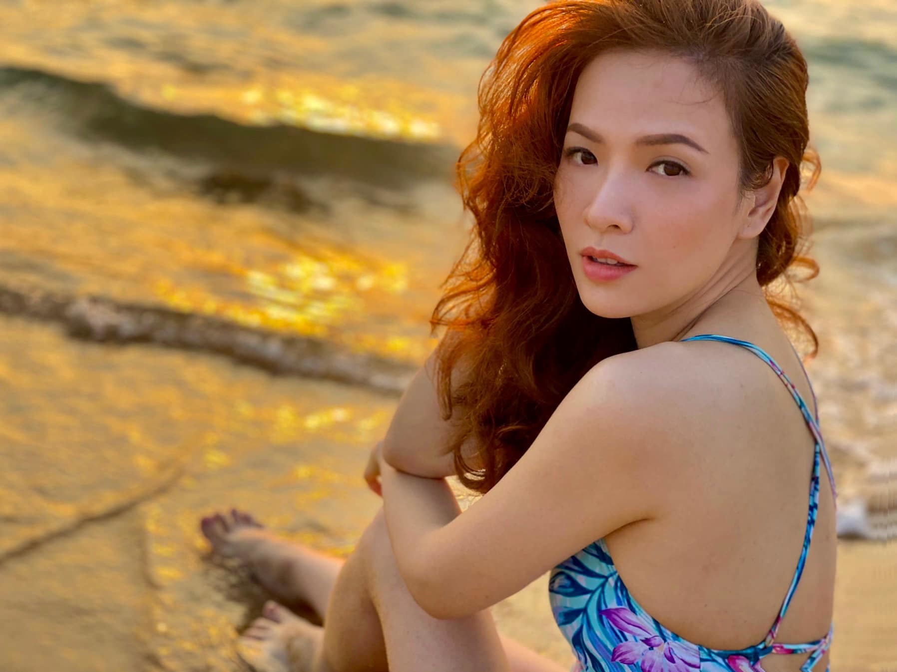 Hồ Ngọc Hà, Đan Lê khoe dáng với bikini