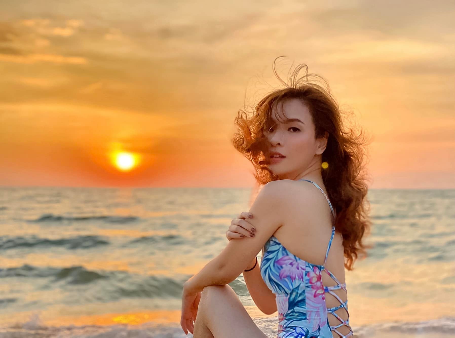 Hồ Ngọc Hà, Đan Lê khoe dáng với bikini