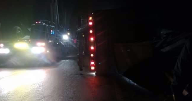 Lật xe tải chở ván ở Yên Bái, 2 cha con ngồi trên cabin chết thảm