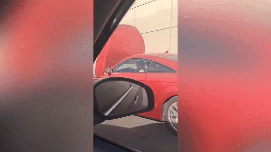 Nữ tài xế lái ô tô 'không cần nhìn đường' gây sốc
