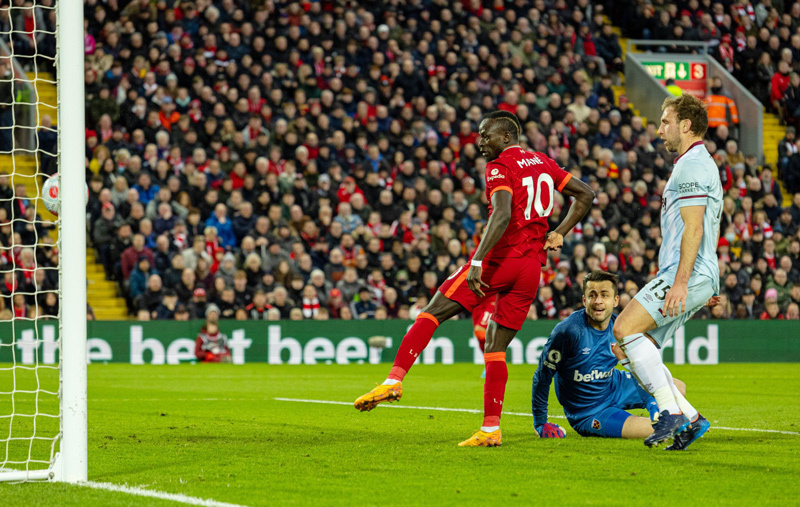 Đả bại West Ham, Liverpool áp sát Man City