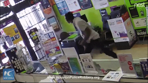 Tên cướp buông súng quỳ gối van xin sau khi bị khóa chặt trong cửa hàng