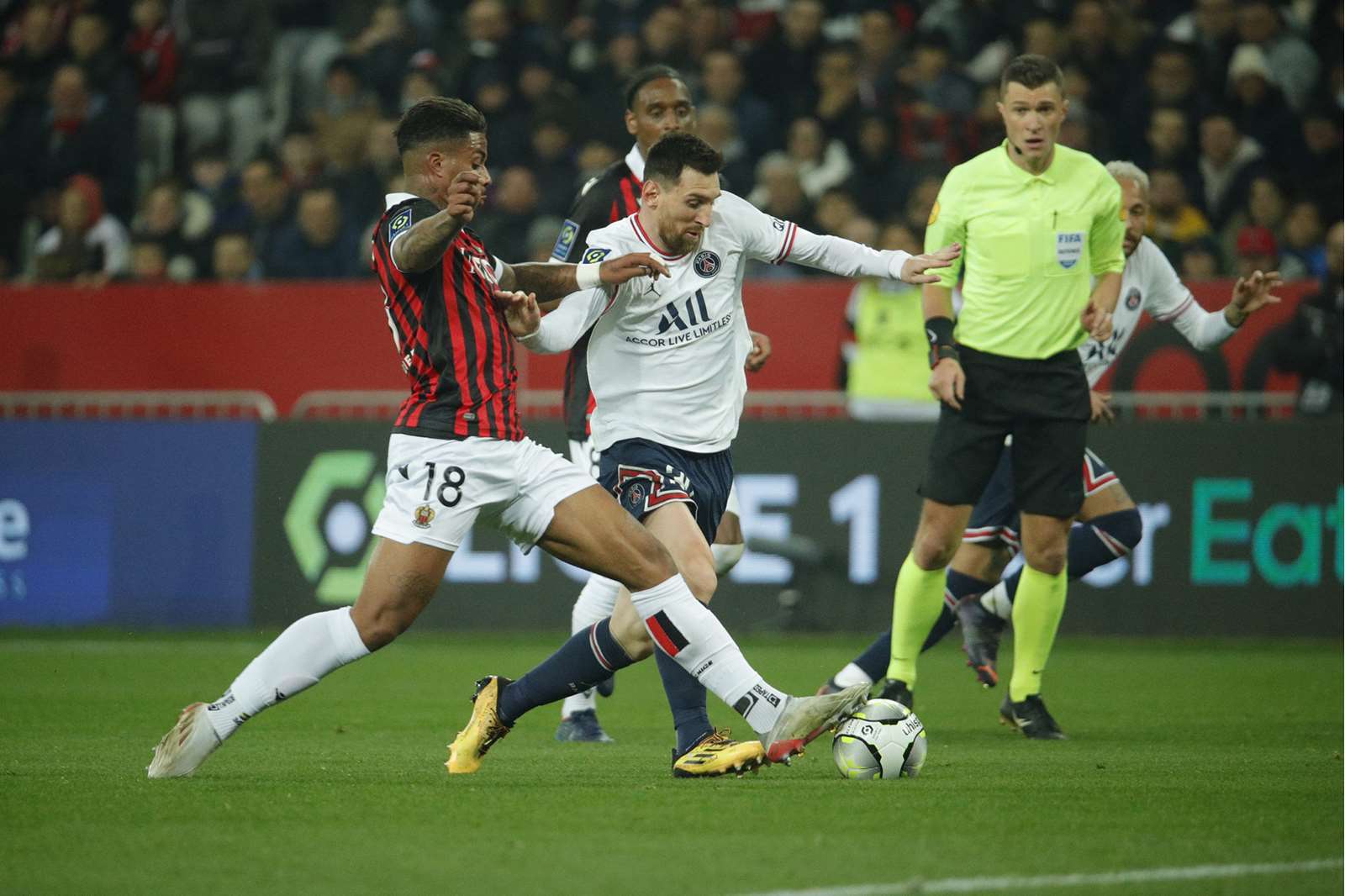 Messi mờ nhạt, PSG thua cay đắng Nice