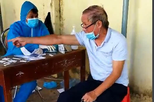Nguyên chủ tịch phường bị tố hành hung nhân viên y tế khi đi tiêm vắc xin