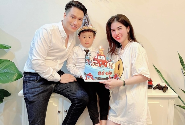 Diễn viên Việt Anh vui vẻ đăng hình cùng vợ cũ dịp đặc biệt