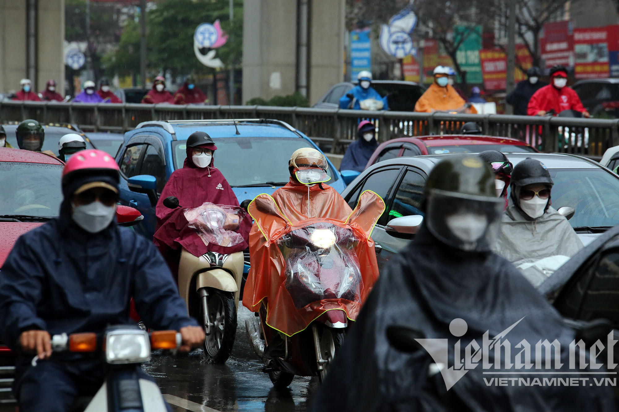 Người Hà Nội đi làm ngày đầu tuần trong mưa rét