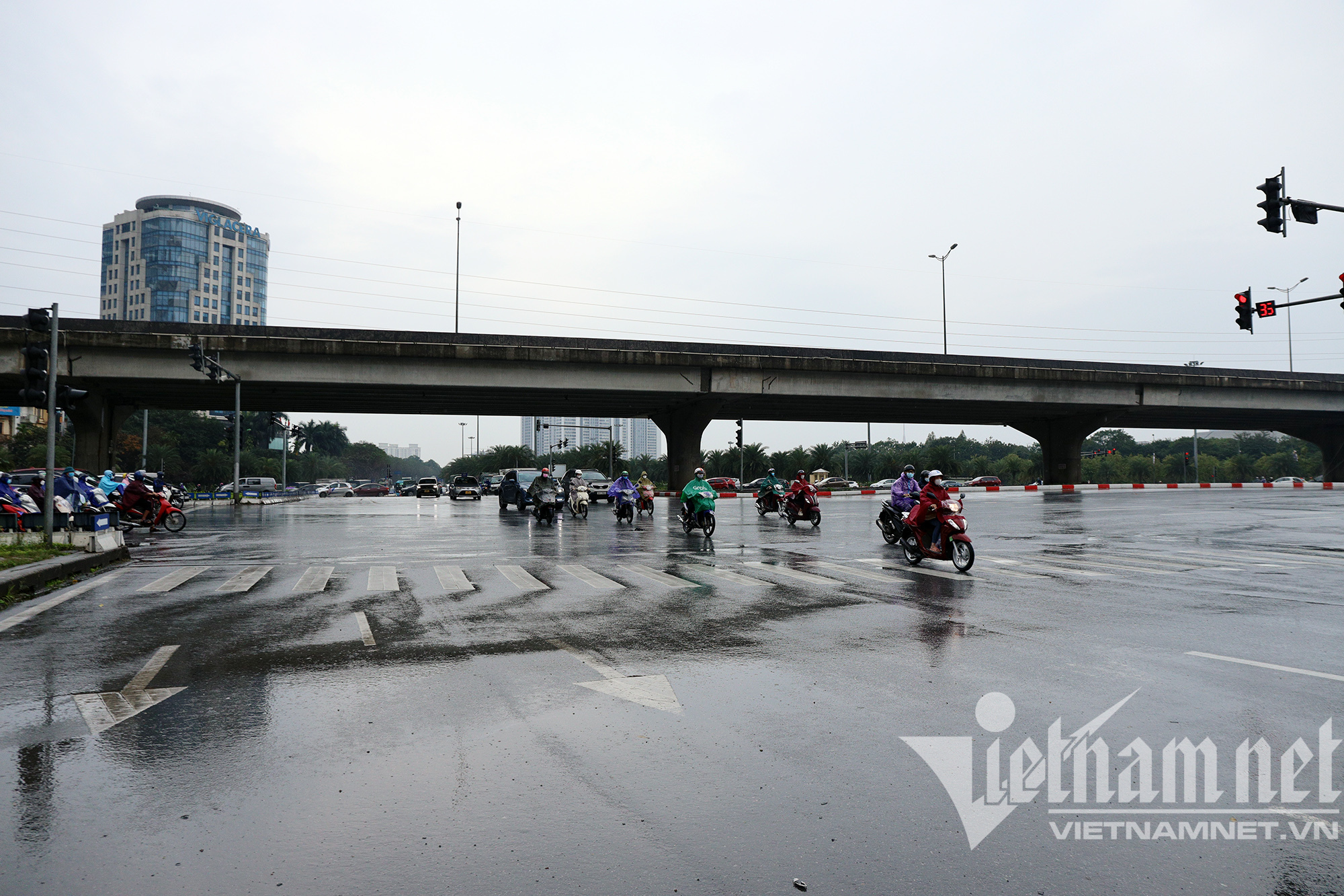 Người Hà Nội đi làm ngày đầu tuần trong mưa rét