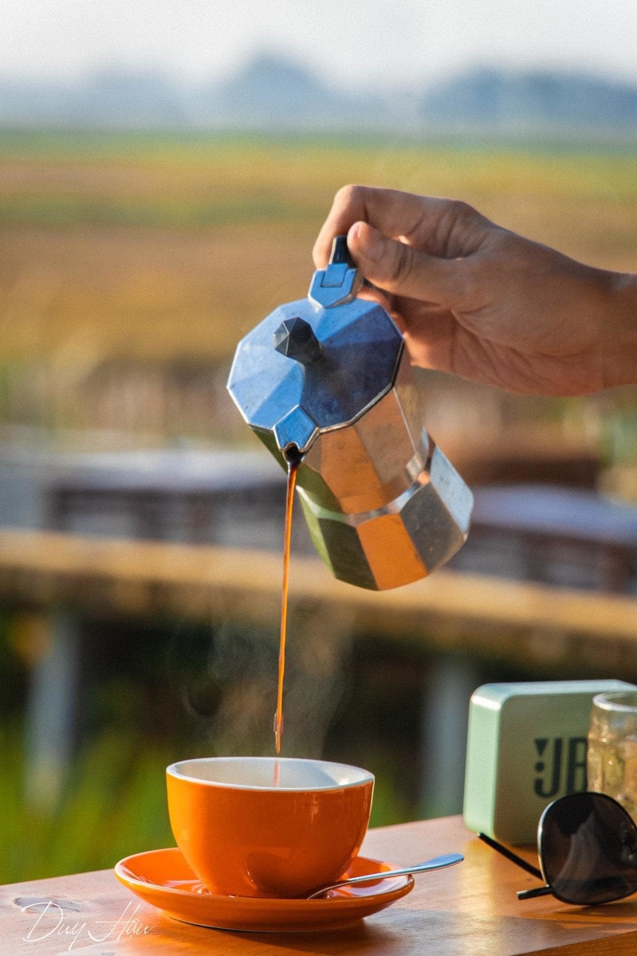 Loạt quán cà phê nằm trơ trọi giữa đồng, khách nườm nượp xếp hàng chờ 'phơi nắng'