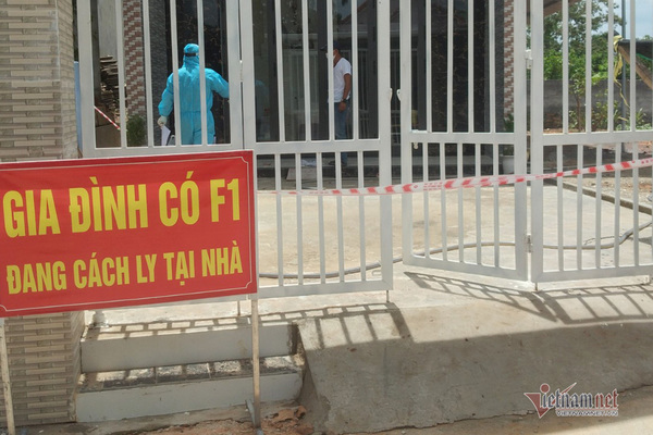 Vì miếng cơm manh áo, F1 vẫn đi làm trực tiếp