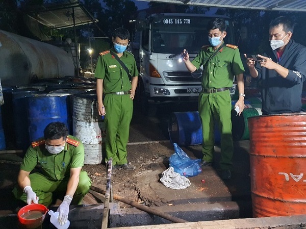 Tạm đình chỉ công tác Bí thư, Chủ tịch xã liên quan vụ cơ sở tái chế dầu nhớt
