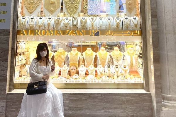 Cô gái Việt mách chiêu mua vàng 'giá hời' ở khu chợ bán vàng hàng tấn