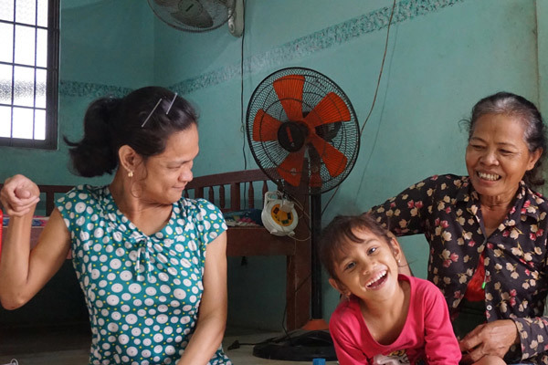 Mẹ kế cả đời nuôi con chồng tật nguyền, chăm cháu 'ngoài giá thú'