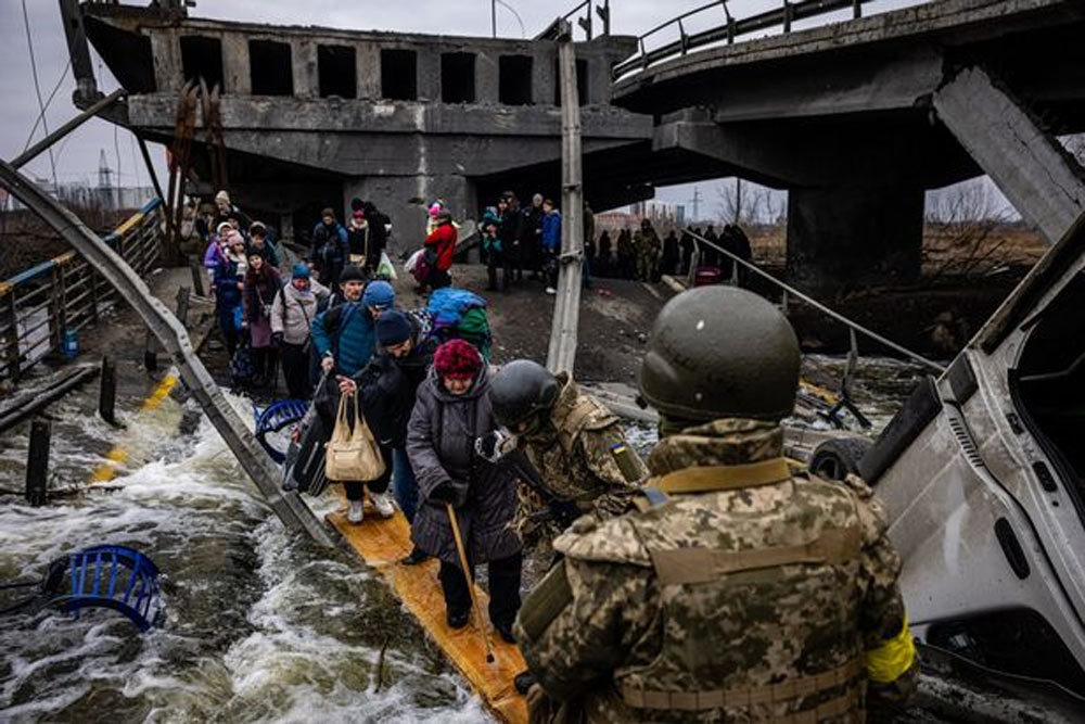 Biển người Ukraine đổ tới ga tàu Kharkiv, tuyệt vọng tìm đường di tản
