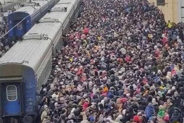 Biển người Ukraine đổ tới ga tàu Kharkiv, tuyệt vọng tìm đường di tản