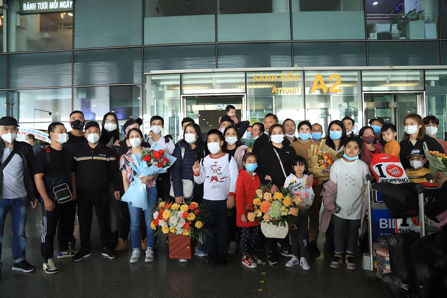 Đại gia đình 40 người từ Ukraine hạnh phúc nắm tay nhau trở về Việt Nam