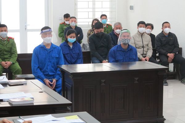 Người phụ nữ quỳ giữa đường xin nhóm người đừng đánh nhau và cái kết