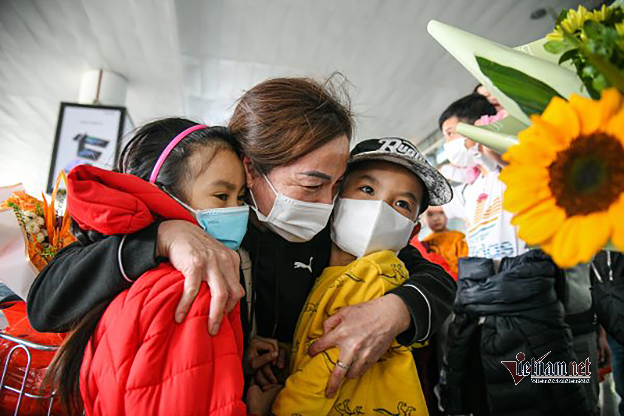 Đại gia đình 40 người từ Ukraine hạnh phúc nắm tay nhau trở về Việt Nam