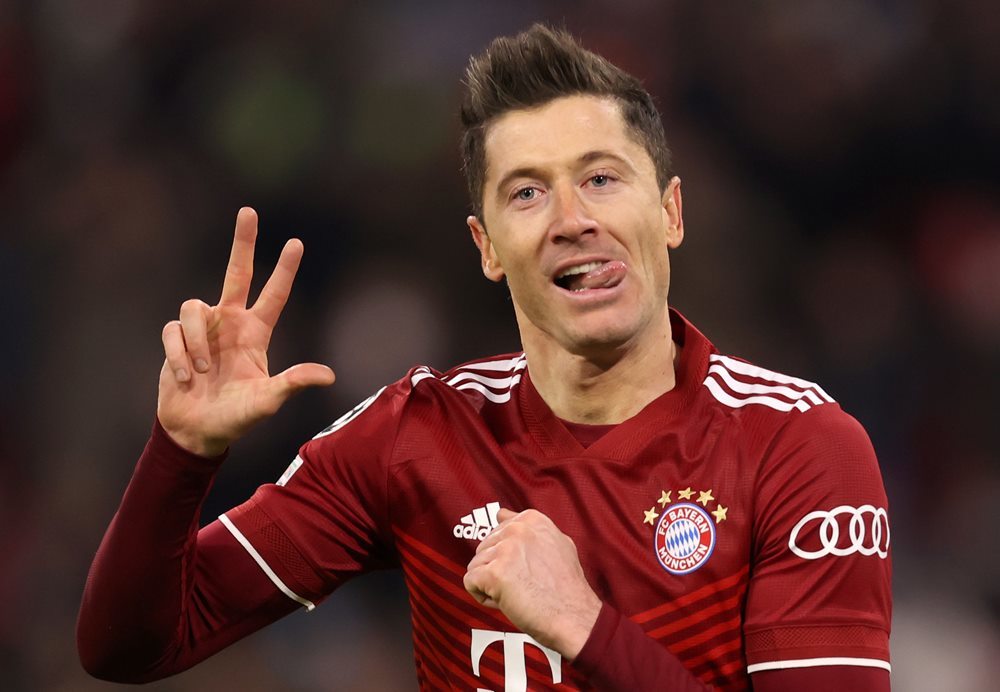 Lewandowski lập hat-trick, Bayern vào tứ kết với tổng tỷ số 8-2