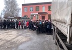 Video người dân Ukraine nhận hàng viện trợ từ Nga