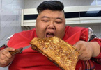 Người đàn ông nặng ký nhất Trung Quốc kiếm tiền 'khủng' nhờ ... ăn vạ trước ống kính