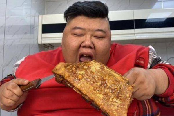 Người đàn ông nặng nhất Trung Quốc kiếm tiền 'khủng' nhờ… ăn trước máy quay