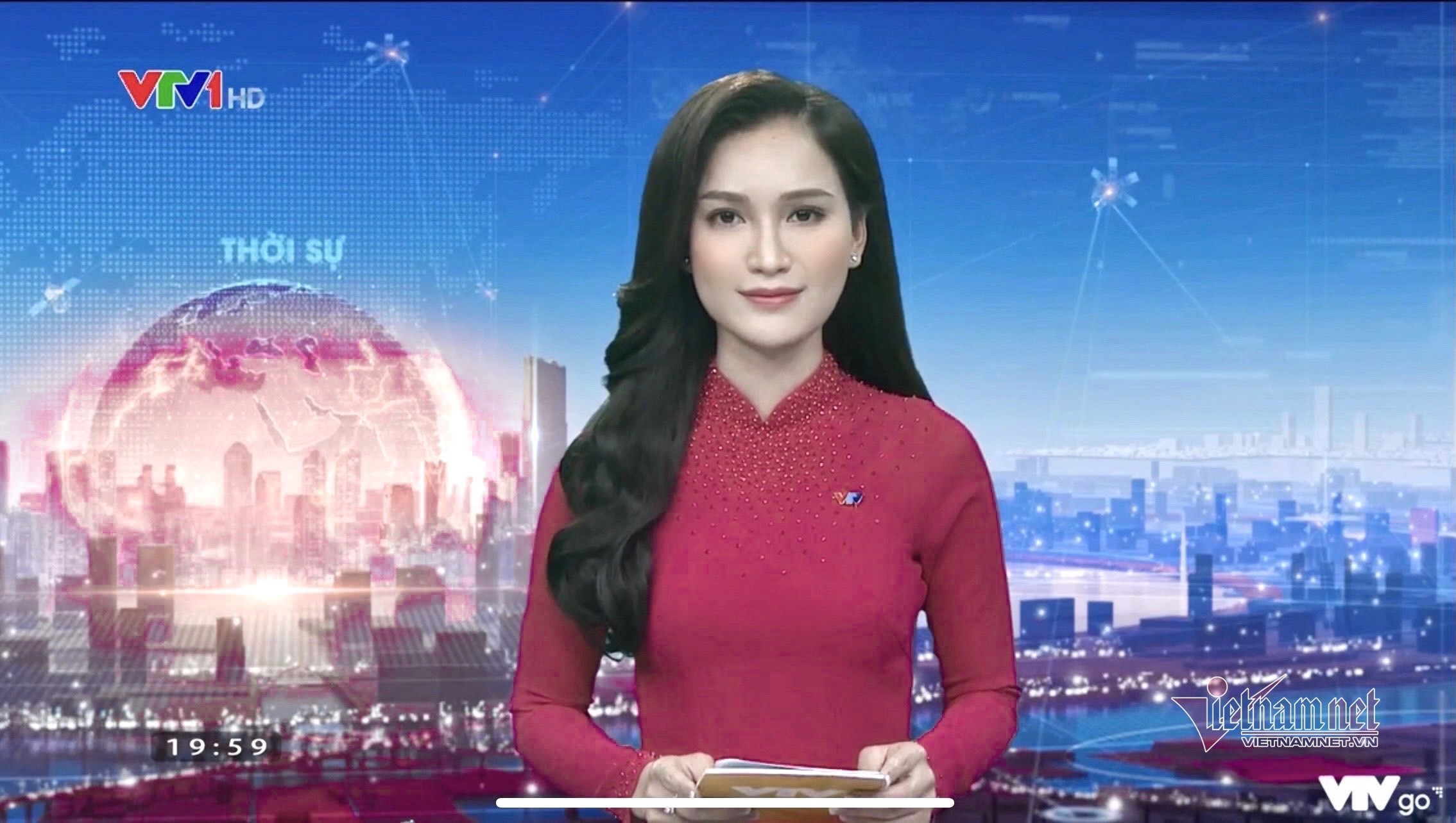 MC Linh Thủy Thời sự 19h ngoài đời khác hẳn trên sóng VTV