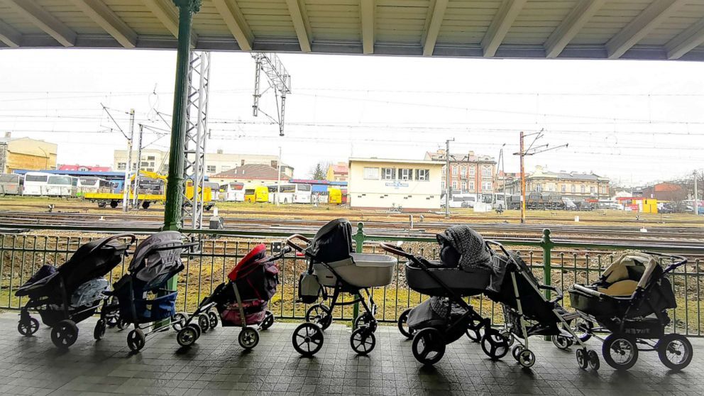 Hình ảnh xúc động ở biên giới Ukraine - Ba Lan