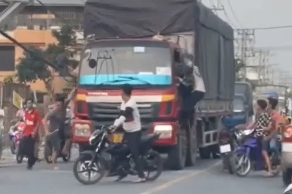 Bắt 3 thanh niên chặn xe tải đập phá, hành hung tài xế trên đường ở Bình Dương