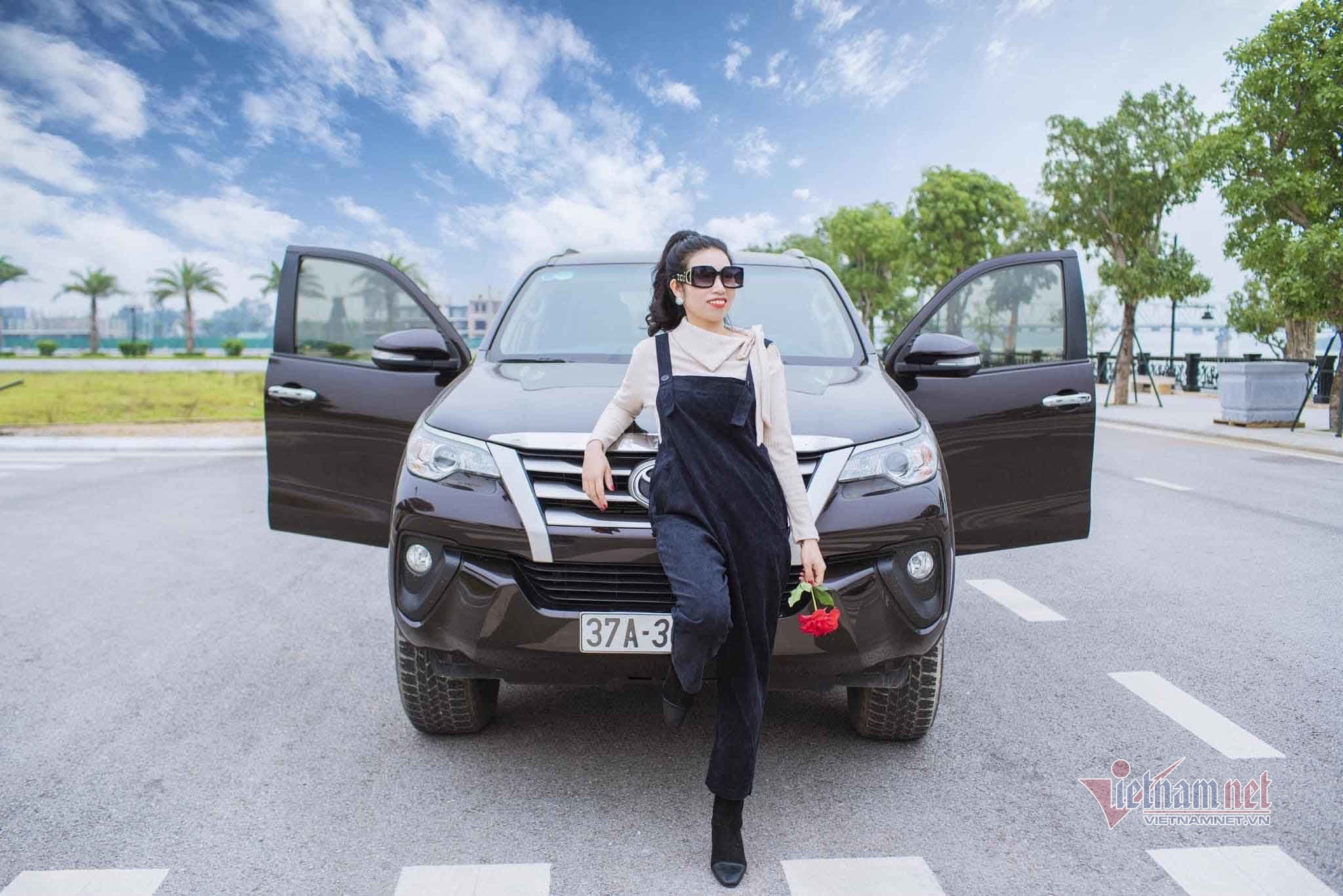 Nữ chủ trang trại hoa hồng: Thà ít đi miếng đất còn hơn là thiếu xe hơi