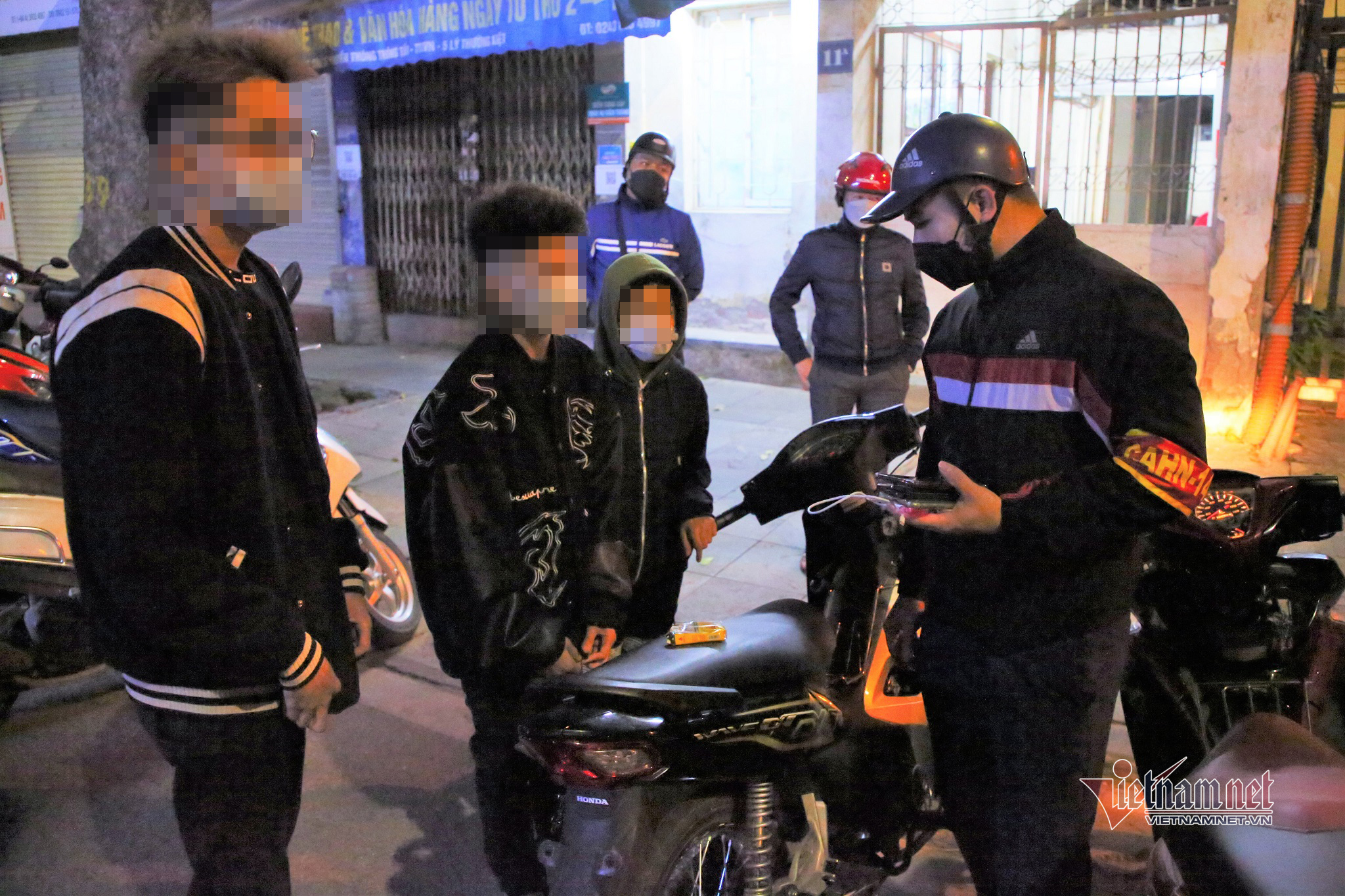 Cảnh sát 141 Hà Nội hóa trang dân trường, một đêm bắt giữ 82 quái xế