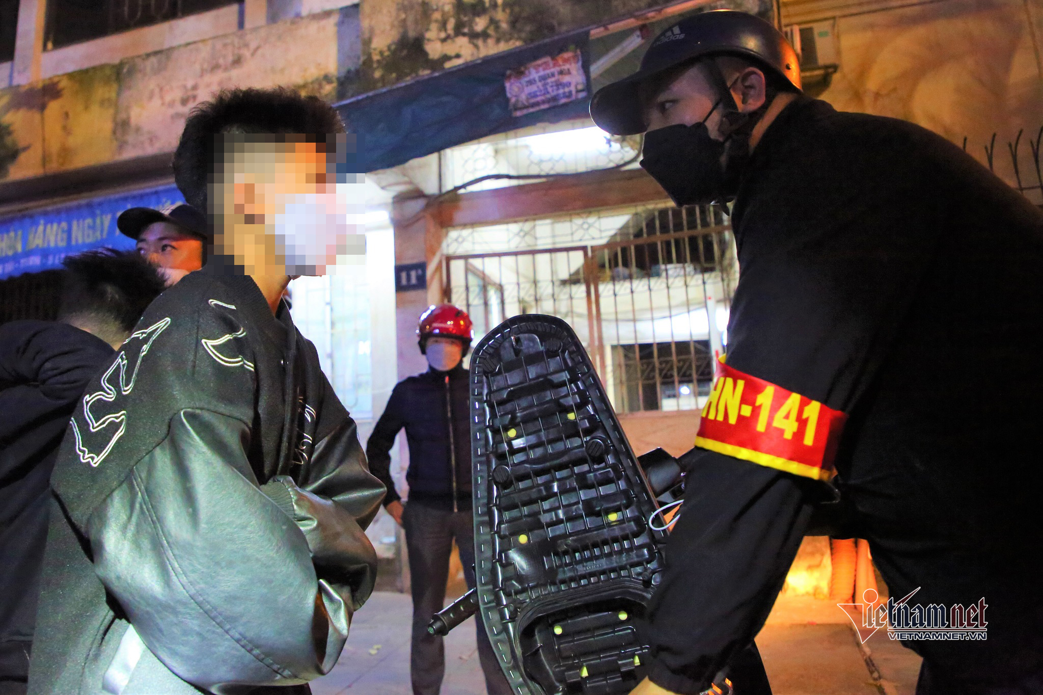 Cảnh sát 141 Hà Nội hóa trang dân trường, một đêm bắt giữ 82 quái xế