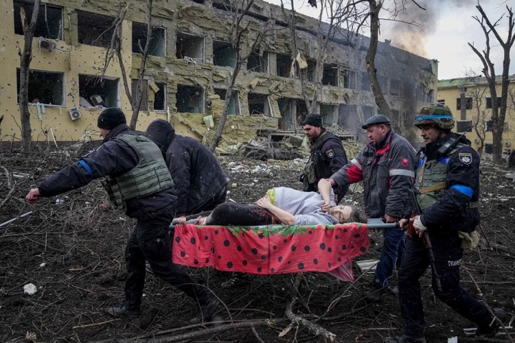Bệnh viện phụ sản ở Ukraine trúng bom, Nga thừa nhận lính nghĩa vụ tham chiến