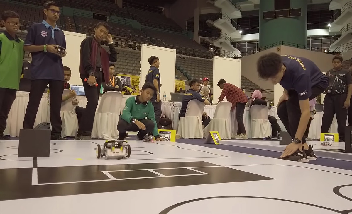 Học sinh 9 tuổi trường của Elon Musk: Chế tạo robot, đấu AI, thảo luận hạt nhân