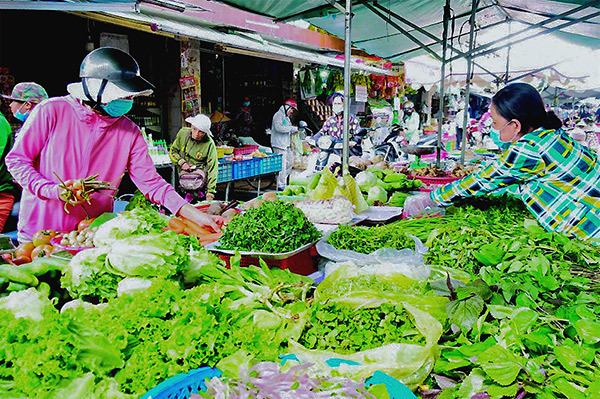 Lít xăng, viên thuốc tăng không thấy đỉnh, dân Việt lo tiền 'bốc hơi'