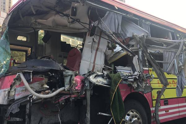 Xe khách nát bươm ở cửa ngõ TP.HCM, ít nhất 3 người bị thương