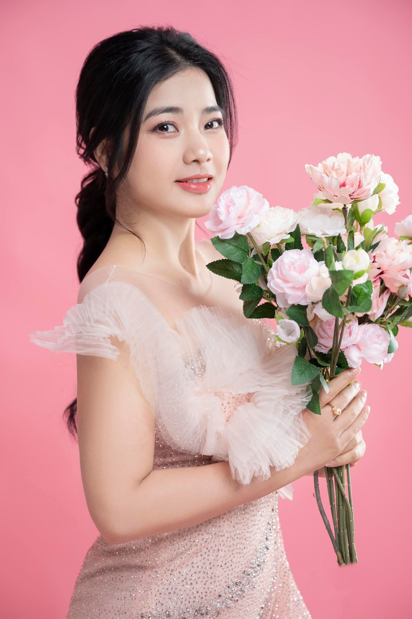 Đời thường gợi cảm của gái ế trong 'Lối về miền hoa'