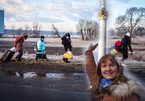 HDV tổ chức tour du lịch Ukraine cho khách quốc tế ngay trên đường lánh nạn