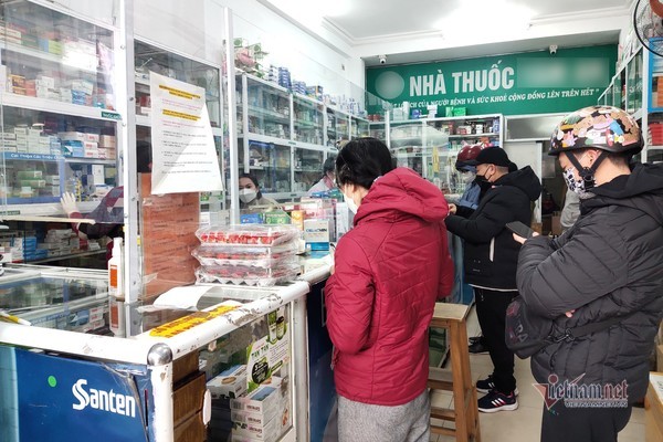 Trẻ mắc Covid-19 bị thủng dạ dày, cảnh báo thói quen mua thuốc của phụ huynh