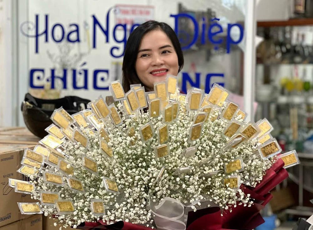 Man gives bouquet made of 100 taels of gold to wife on Women’s Day
