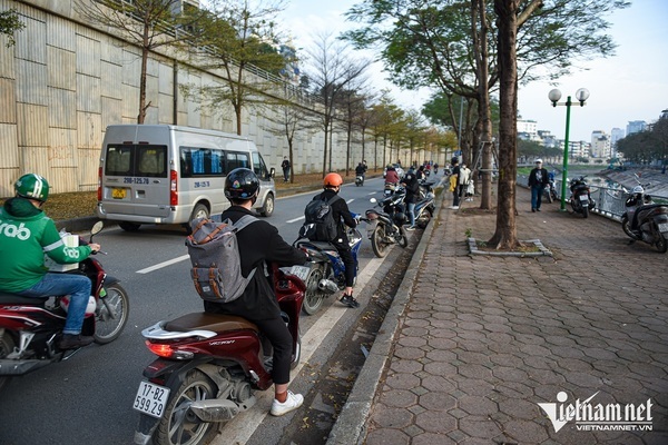 Đang check-in đường lá vàng Hà Nội, du khách hoảng hồn nhìn trộm dắt mất xe