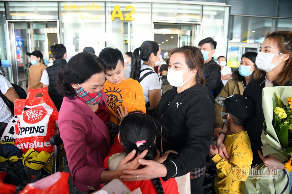 Family of 40 holds hands returning to Vietnam from Ukraine