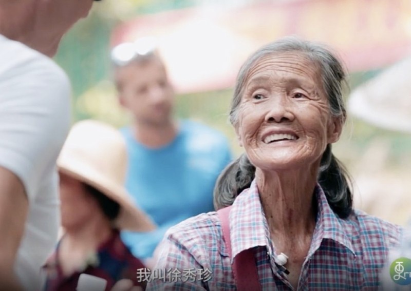 Cụ bà 77 tuổi chỉ học hết lớp 3 nhưng nói được 11 ngoại ngữ