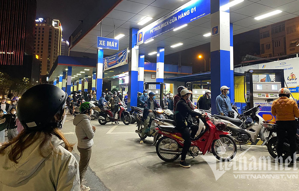 Hiếm thấy lúc nửa đêm: Hà Nội đua cùng Sài Gòn, chen nhau mua xăng
