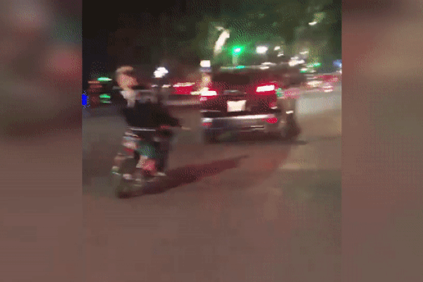 Cái kết của thanh niên tóc vàng hoe 'thích thể hiện', trêu Cảnh sát 141